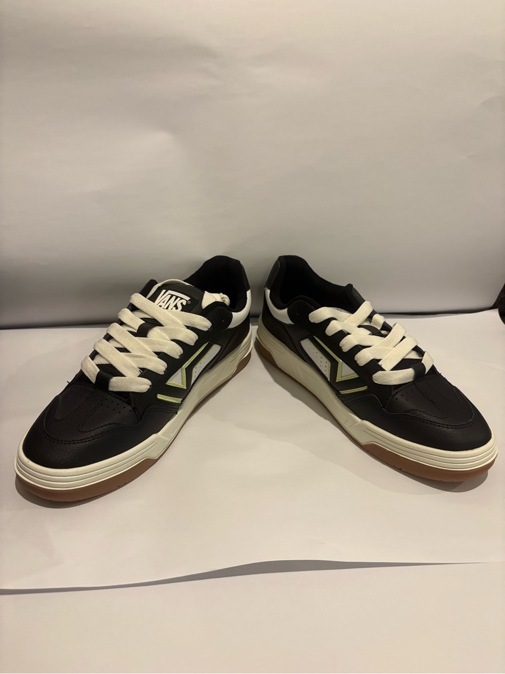 Vans upland size 9 Black White Gum-Trim Low-Top Sneakers